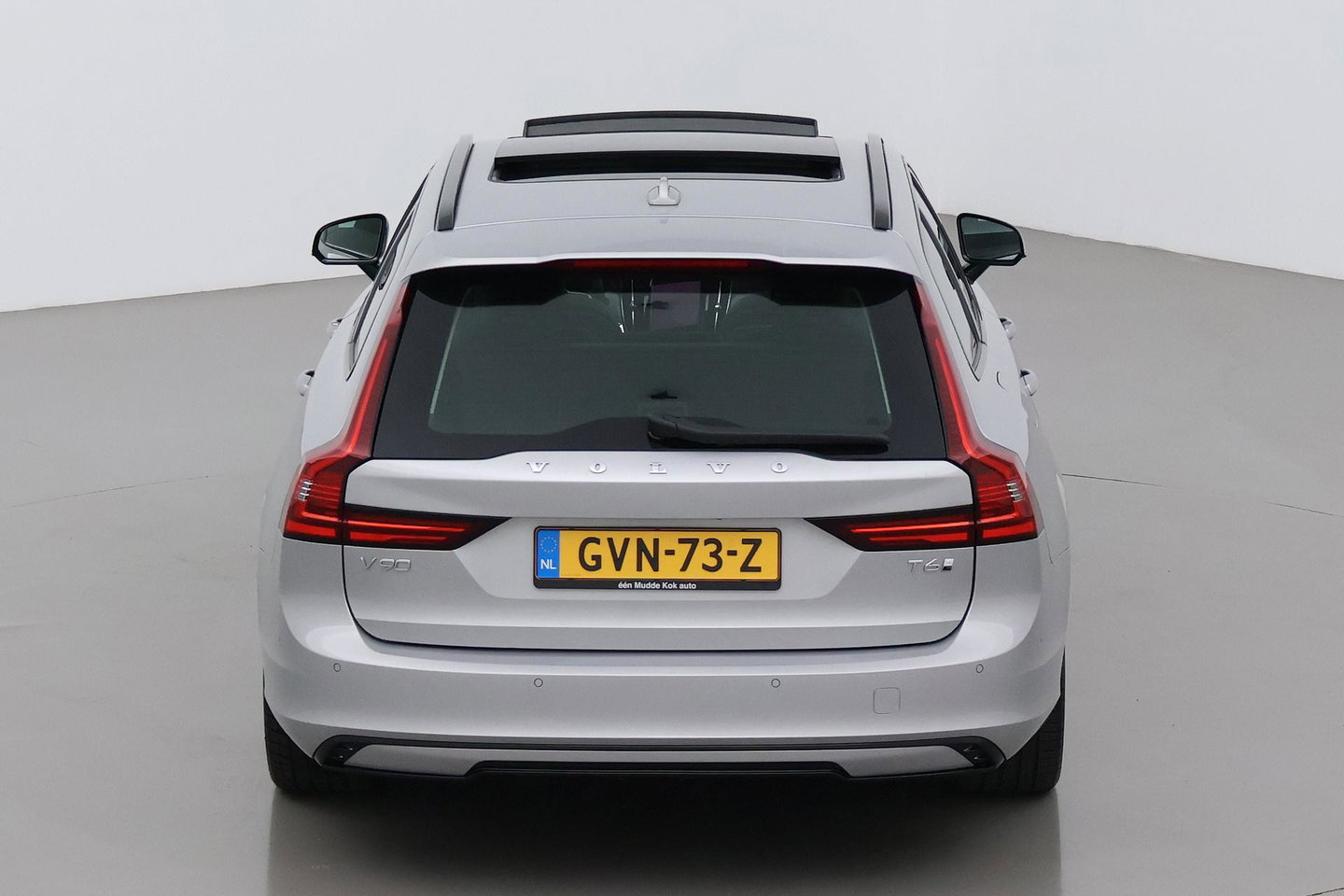 Volvo V90 T6 Ultra Dark | Panoramadak | Trekhaak | 360-camera | Head-Up | Harman/Kardon