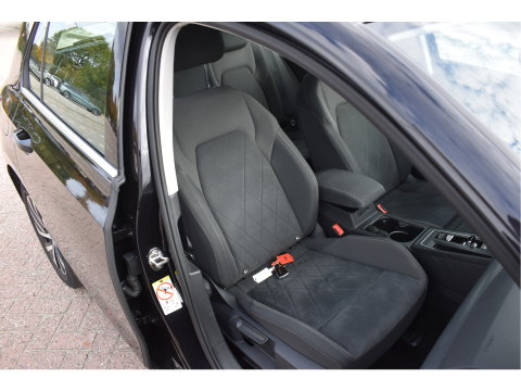 Volkswagen Golf 1.4 eHybrid Style 204 pk PHEV | NL-Auto | Elekt.stoel massage | Carplay | DAB | Standkachel | Adapt.CC | IQ-LED | NAP