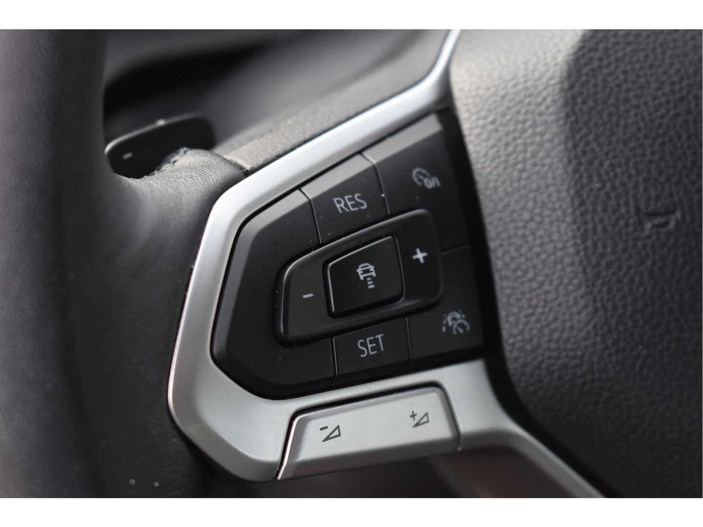 Volkswagen Golf 1.4 eHybrid Style 204 pk PHEV | NL-Auto | Elekt.stoel massage | Carplay | DAB | Standkachel | Adapt.CC | IQ-LED | NAP