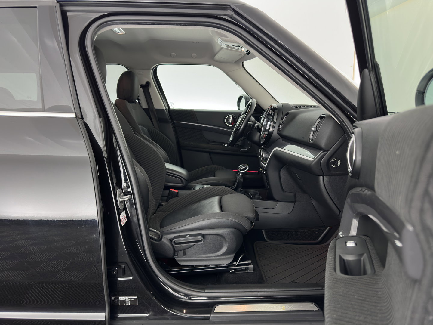 MINI Countryman 1.5 Cooper S E ALL4 (Plug-in) Aut. *LEATHER-FABRIC | FULL-LED | SPORT-SEATS | AMBIENT-LIGHT | KEYLESS | PRIVACY-GLASS | NAVI-FULLMAP | ECC | PDC | CRUISE | 18''ALU*