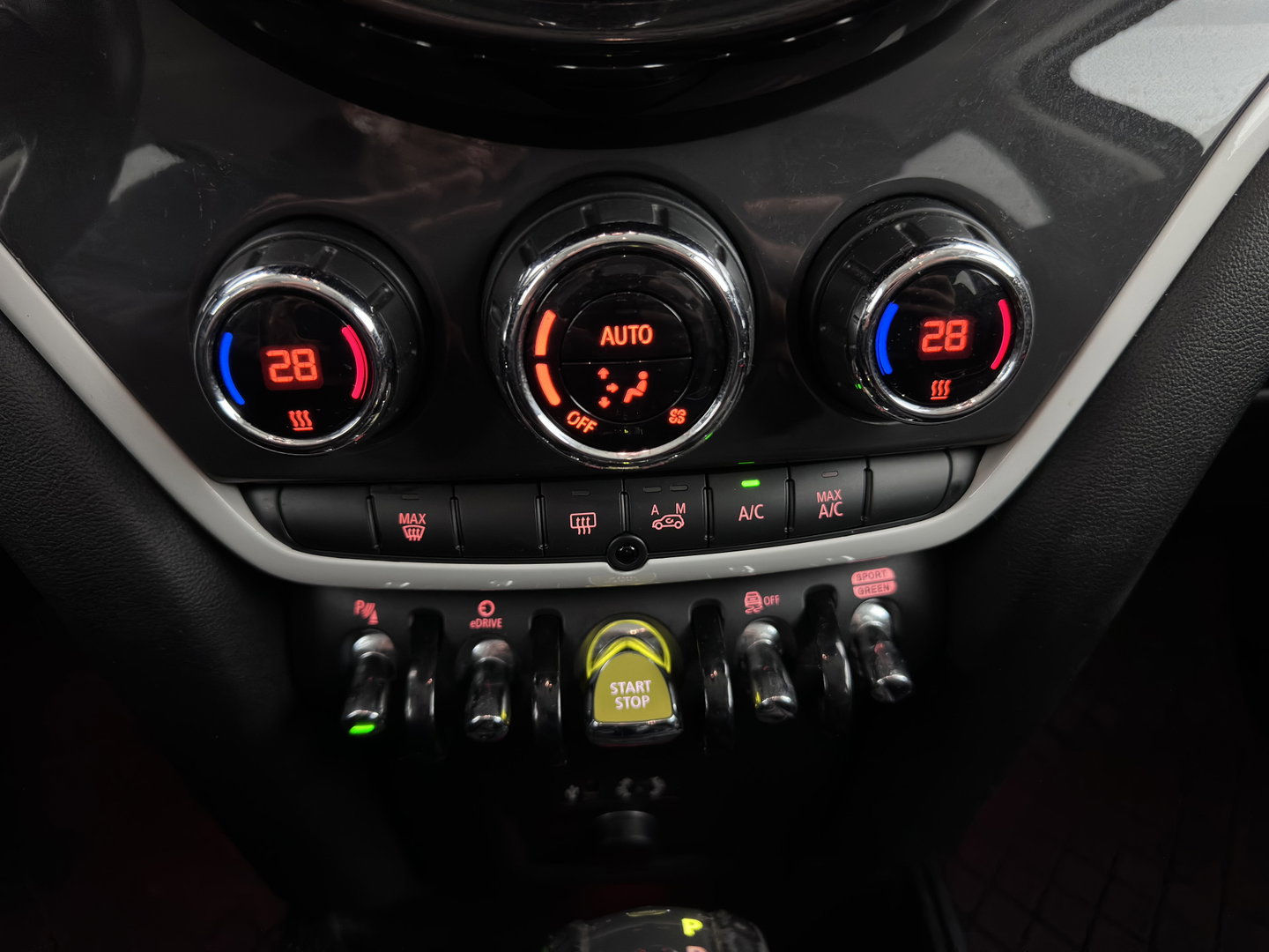 MINI Countryman 1.5 Cooper S E ALL4 (Plug-in) Aut. *LEATHER-FABRIC | FULL-LED | SPORT-SEATS | AMBIENT-LIGHT | KEYLESS | PRIVACY-GLASS | NAVI-FULLMAP | ECC | PDC | CRUISE | 18''ALU*