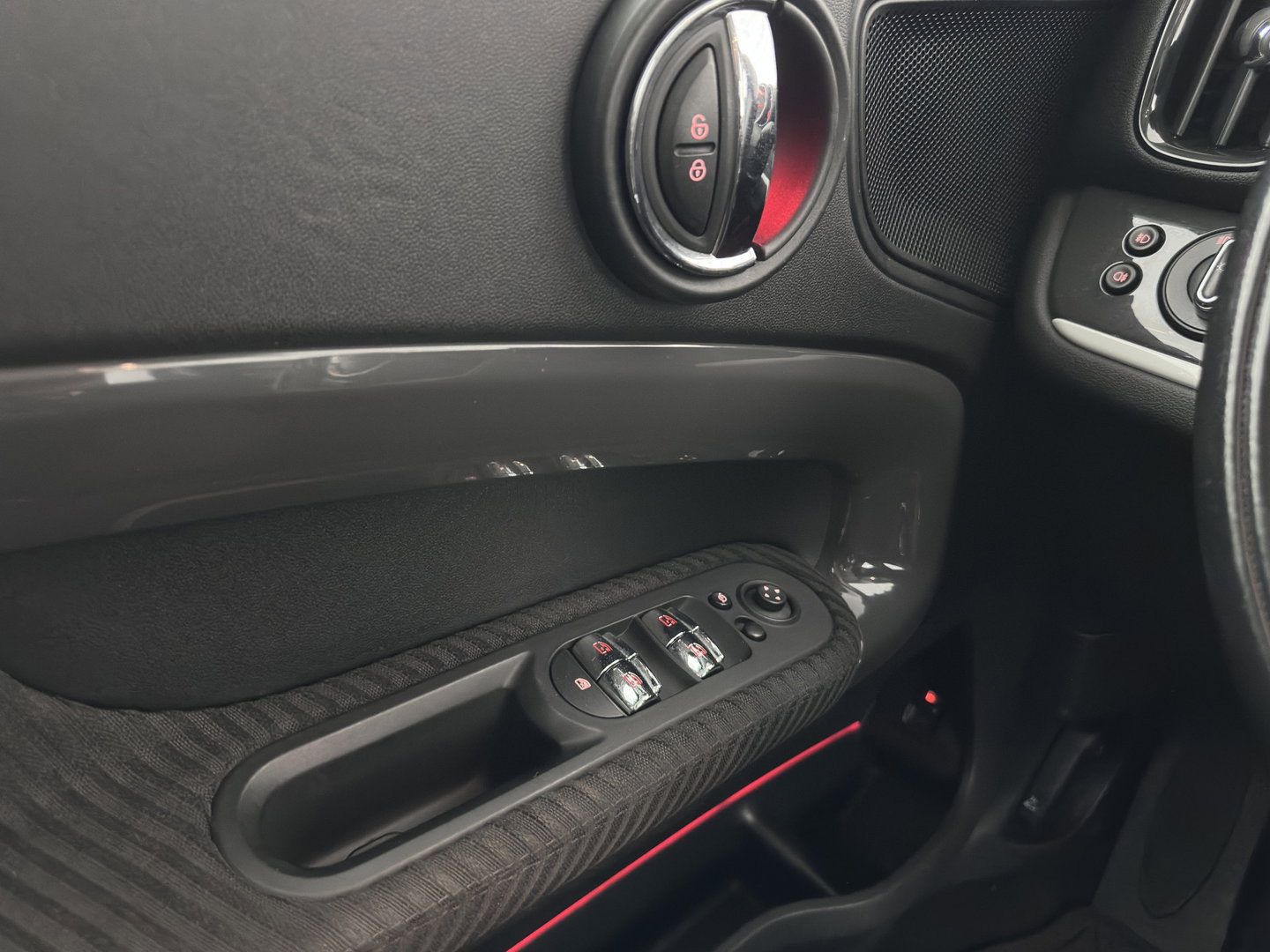 MINI Countryman 1.5 Cooper S E ALL4 (Plug-in) Aut. *LEATHER-FABRIC | FULL-LED | SPORT-SEATS | AMBIENT-LIGHT | KEYLESS | PRIVACY-GLASS | NAVI-FULLMAP | ECC | PDC | CRUISE | 18''ALU*