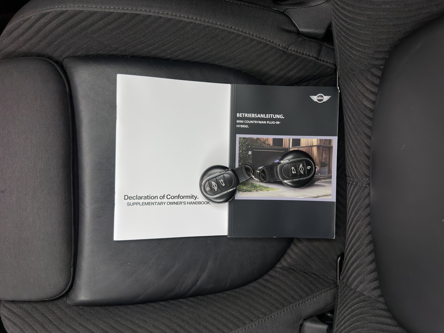MINI Countryman 1.5 Cooper S E ALL4 (Plug-in) Aut. *LEATHER-FABRIC | FULL-LED | SPORT-SEATS | AMBIENT-LIGHT | KEYLESS | PRIVACY-GLASS | NAVI-FULLMAP | ECC | PDC | CRUISE | 18''ALU*
