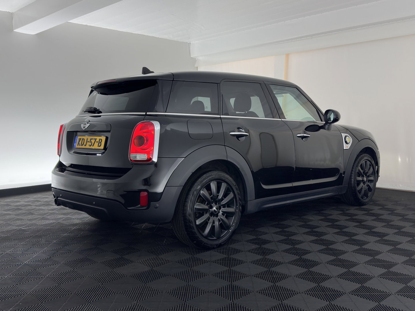 MINI Countryman 1.5 Cooper S E ALL4 (Plug-in) Aut. *LEATHER-FABRIC | FULL-LED | SPORT-SEATS | AMBIENT-LIGHT | KEYLESS | PRIVACY-GLASS | NAVI-FULLMAP | ECC | PDC | CRUISE | 18''ALU*
