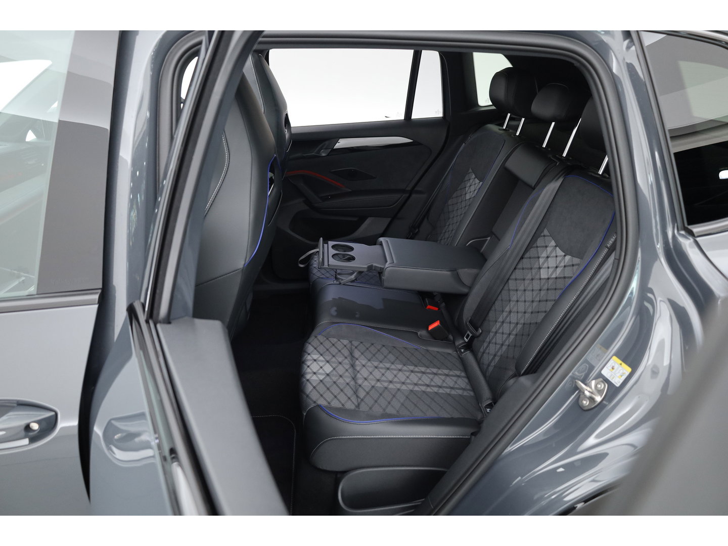 Volkswagen Tiguan 1.5 eHybrid R-Line Edition | Rijklaar! | Pano | Trekhaak | HUD | Adapt. Cruise | Keyless | IQ Light | 360cam | Dodehoek |