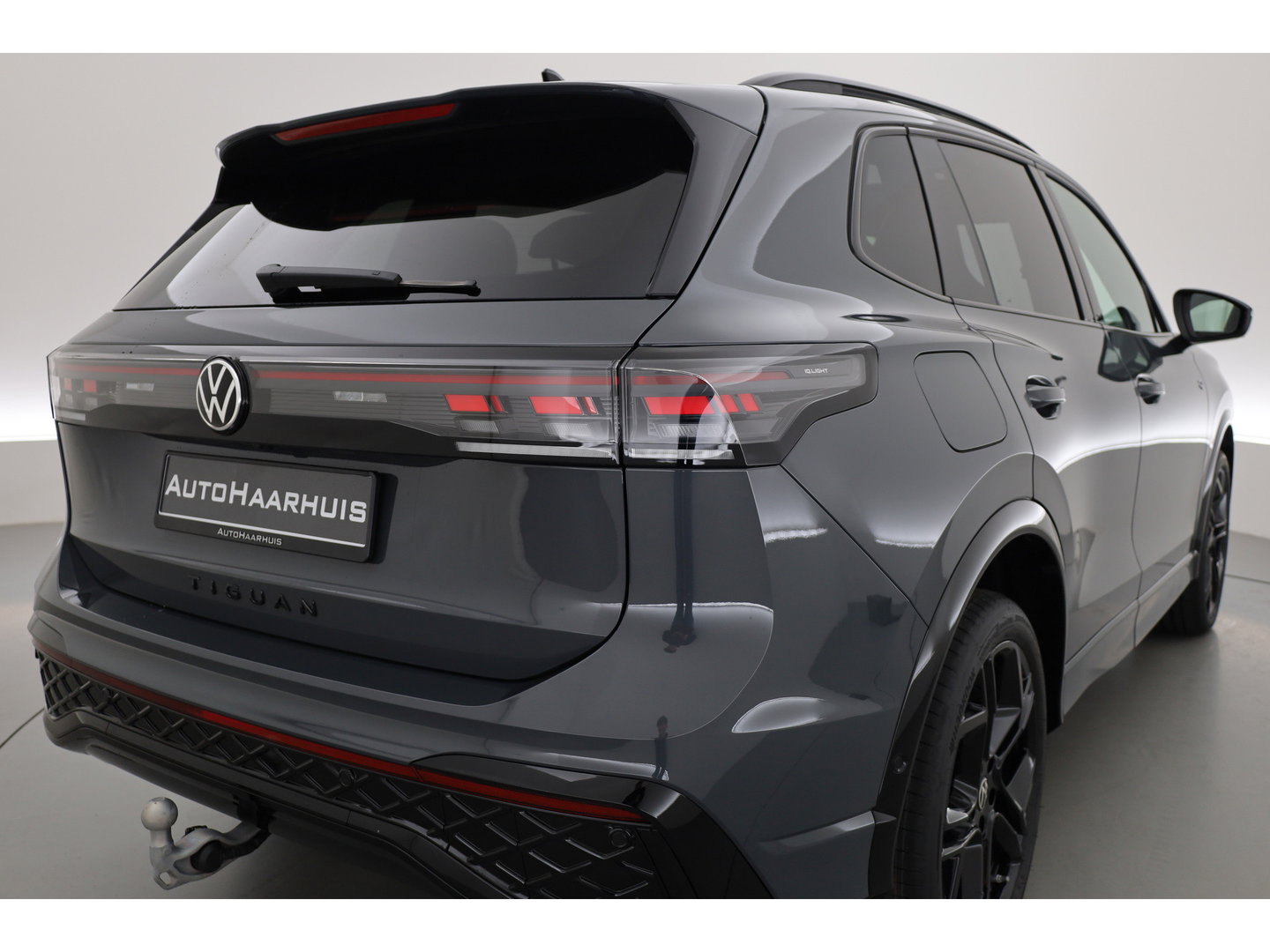 Volkswagen Tiguan 1.5 eHybrid R-Line Edition | Rijklaar! | Pano | Trekhaak | HUD | Adapt. Cruise | Keyless | IQ Light | 360cam | Dodehoek |