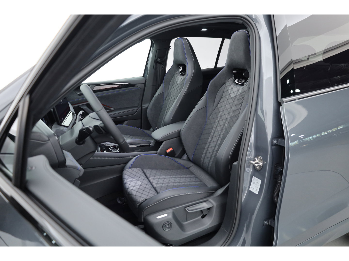 Volkswagen Tiguan 1.5 eHybrid R-Line Edition | Rijklaar! | Pano | Trekhaak | HUD | Adapt. Cruise | Keyless | IQ Light | 360cam | Dodehoek |