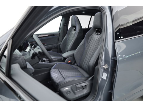 Volkswagen Tiguan 1.5 eHybrid R-Line Edition | Rijklaar! | Pano | Trekhaak | HUD | Adapt. Cruise | Keyless | IQ Light | 360cam | Dodehoek |