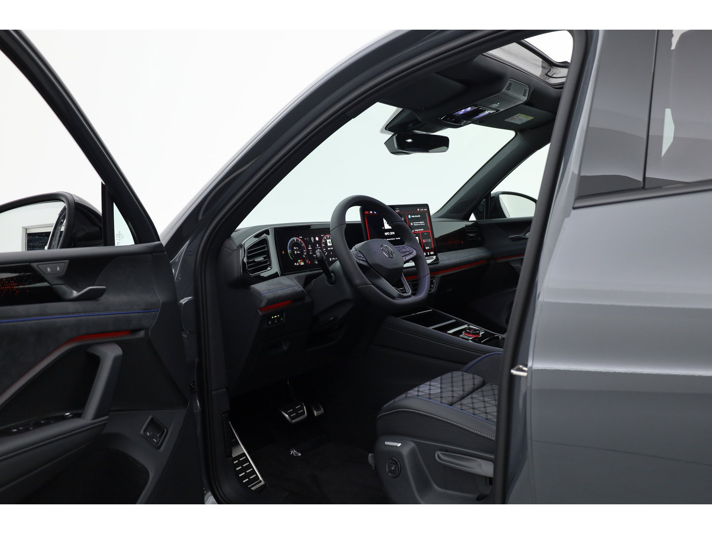 Volkswagen Tiguan 1.5 eHybrid R-Line Edition | Rijklaar! | Pano | Trekhaak | HUD | Adapt. Cruise | Keyless | IQ Light | 360cam | Dodehoek |