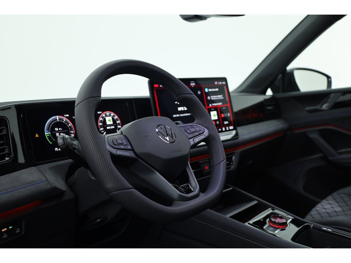 Volkswagen Tiguan 1.5 eHybrid R-Line Edition | Rijklaar! | Pano | Trekhaak | HUD | Adapt. Cruise | Keyless | IQ Light | 360cam | Dodehoek |