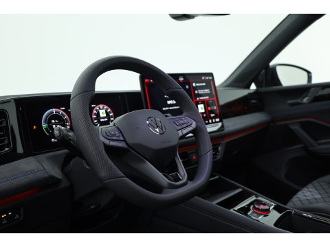 Volkswagen Tiguan 1.5 eHybrid R-Line Edition | Rijklaar! | Pano | Trekhaak | HUD | Adapt. Cruise | Keyless | IQ Light | 360cam | Dodehoek |