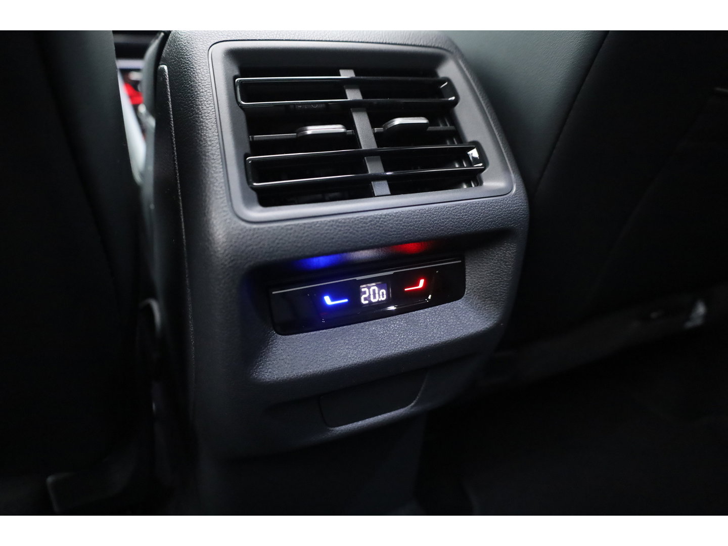 Volkswagen Tiguan 1.5 eHybrid R-Line Edition | Rijklaar! | Pano | Trekhaak | HUD | Adapt. Cruise | Keyless | IQ Light | 360cam | Dodehoek |
