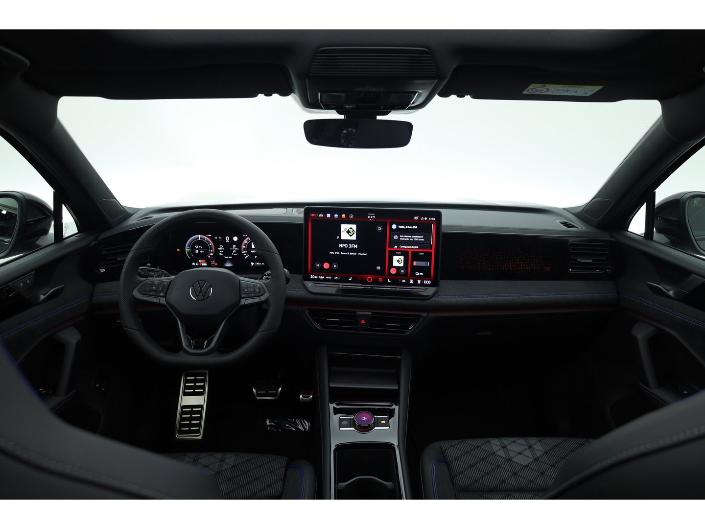 Volkswagen Tiguan 1.5 eHybrid R-Line Edition | Rijklaar! | Pano | Trekhaak | HUD | Adapt. Cruise | Keyless | IQ Light | 360cam | Dodehoek |
