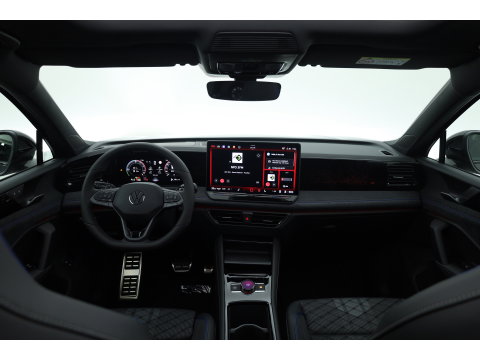 Volkswagen Tiguan 1.5 eHybrid R-Line Edition | Rijklaar! | Pano | Trekhaak | HUD | Adapt. Cruise | Keyless | IQ Light | 360cam | Dodehoek |