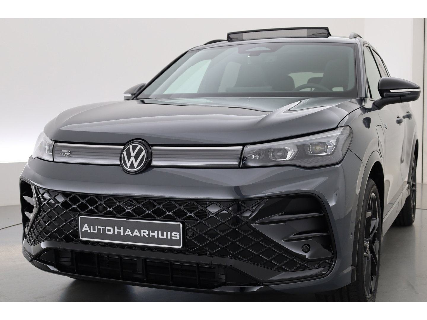 Volkswagen Tiguan 1.5 eHybrid R-Line Edition | Rijklaar! | Pano | Trekhaak | HUD | Adapt. Cruise | Keyless | IQ Light | 360cam | Dodehoek |