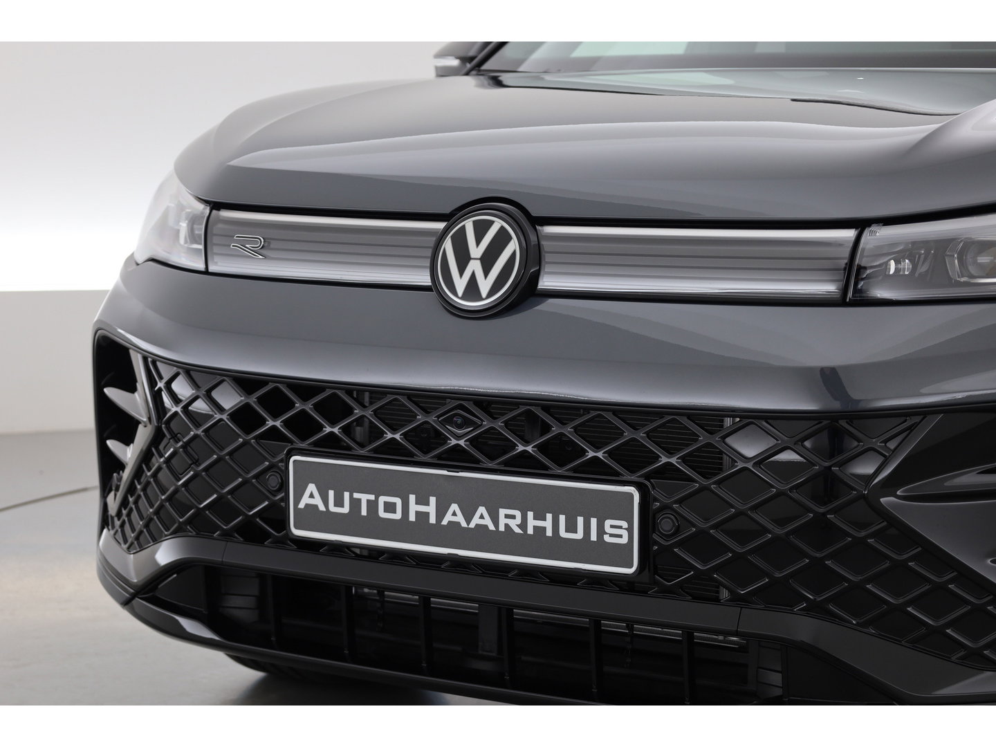 Volkswagen Tiguan 1.5 eHybrid R-Line Edition | Rijklaar! | Pano | Trekhaak | HUD | Adapt. Cruise | Keyless | IQ Light | 360cam | Dodehoek |