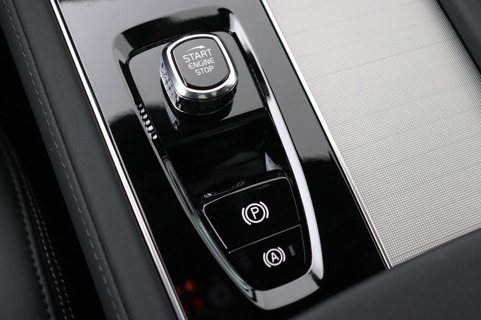Volvo XC90 T8 Ultra Black Edition | HEICO 22 inch | Luchtvering | Bowers & Wilkins | Stoelventilatie | Trekhaak