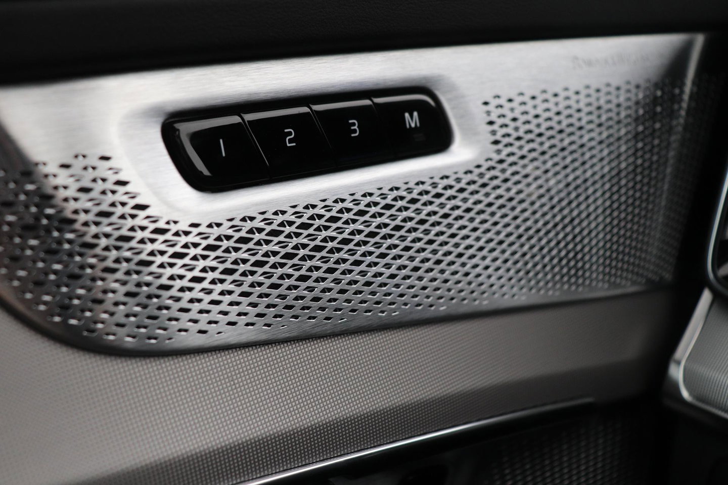 Volvo XC90 T8 Ultra Black Edition | HEICO 22 inch | Luchtvering | Bowers & Wilkins | Stoelventilatie | Trekhaak