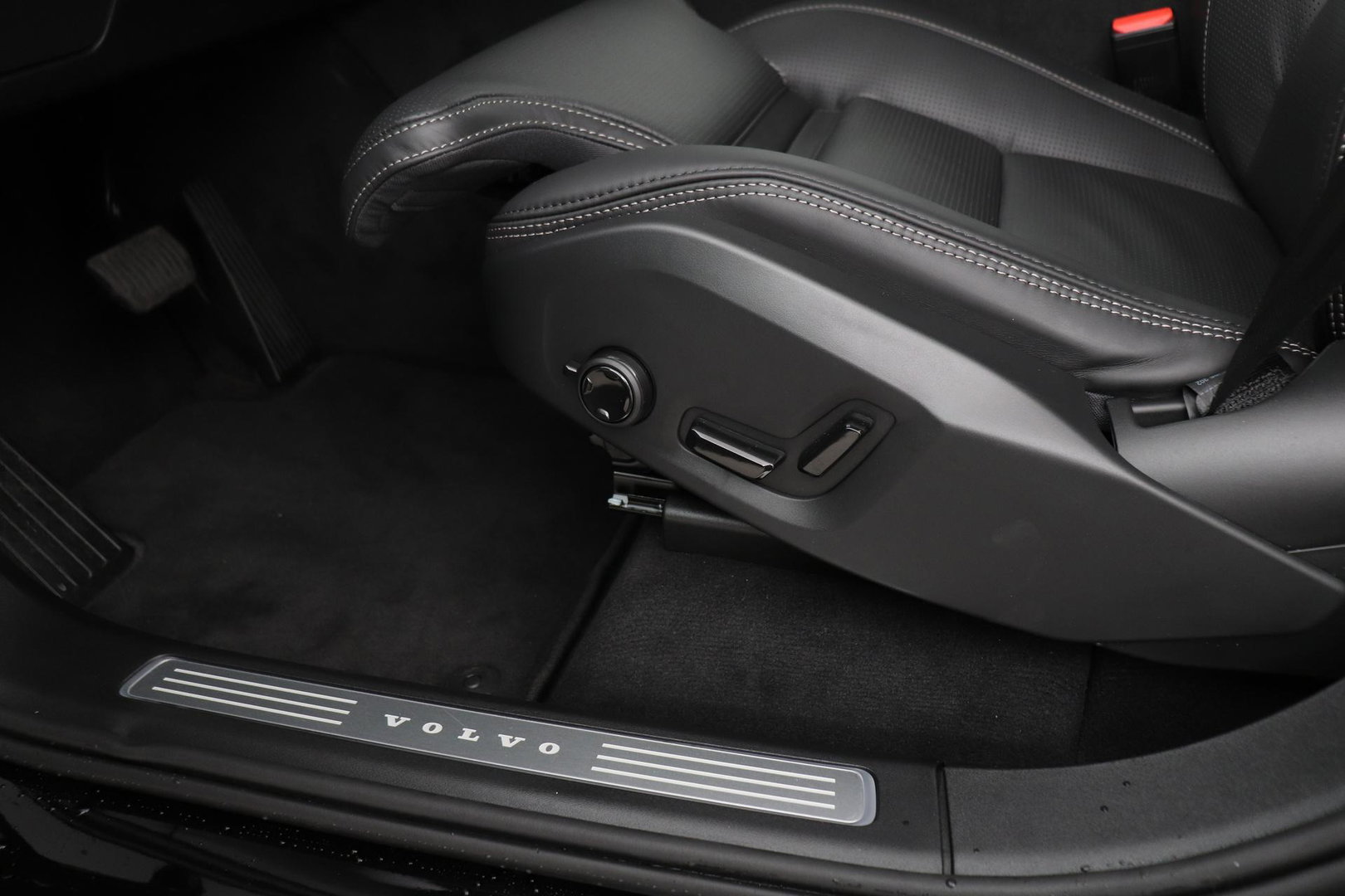 Volvo XC90 T8 Ultra Black Edition | HEICO 22 inch | Luchtvering | Bowers & Wilkins | Stoelventilatie | Trekhaak
