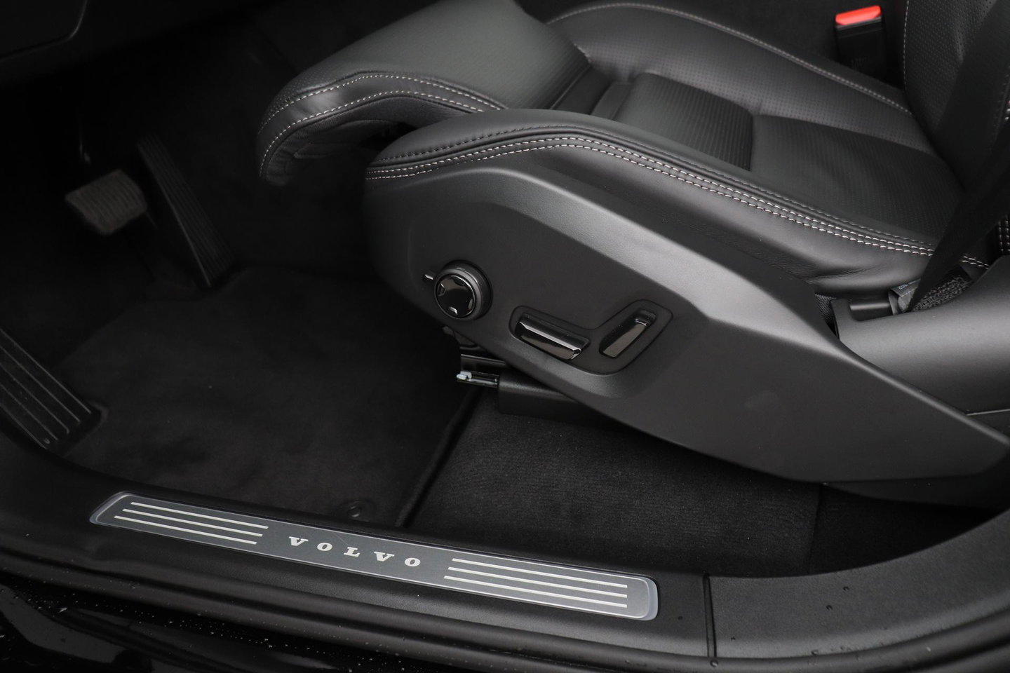 Volvo XC90 T8 Ultra Black Edition | HEICO 22 inch | Luchtvering | Bowers & Wilkins | Stoelventilatie | Trekhaak