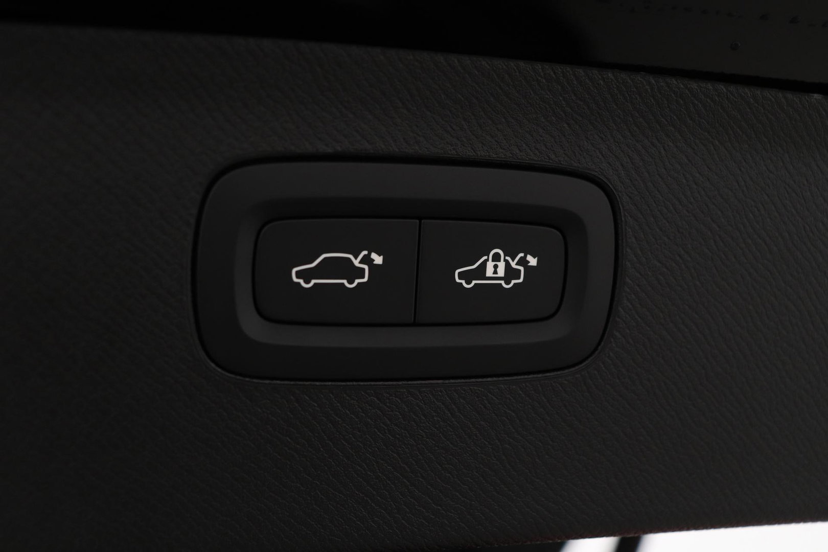 Volvo XC90 T8 Ultra Black Edition | HEICO 22 inch | Luchtvering | Bowers & Wilkins | Stoelventilatie | Trekhaak