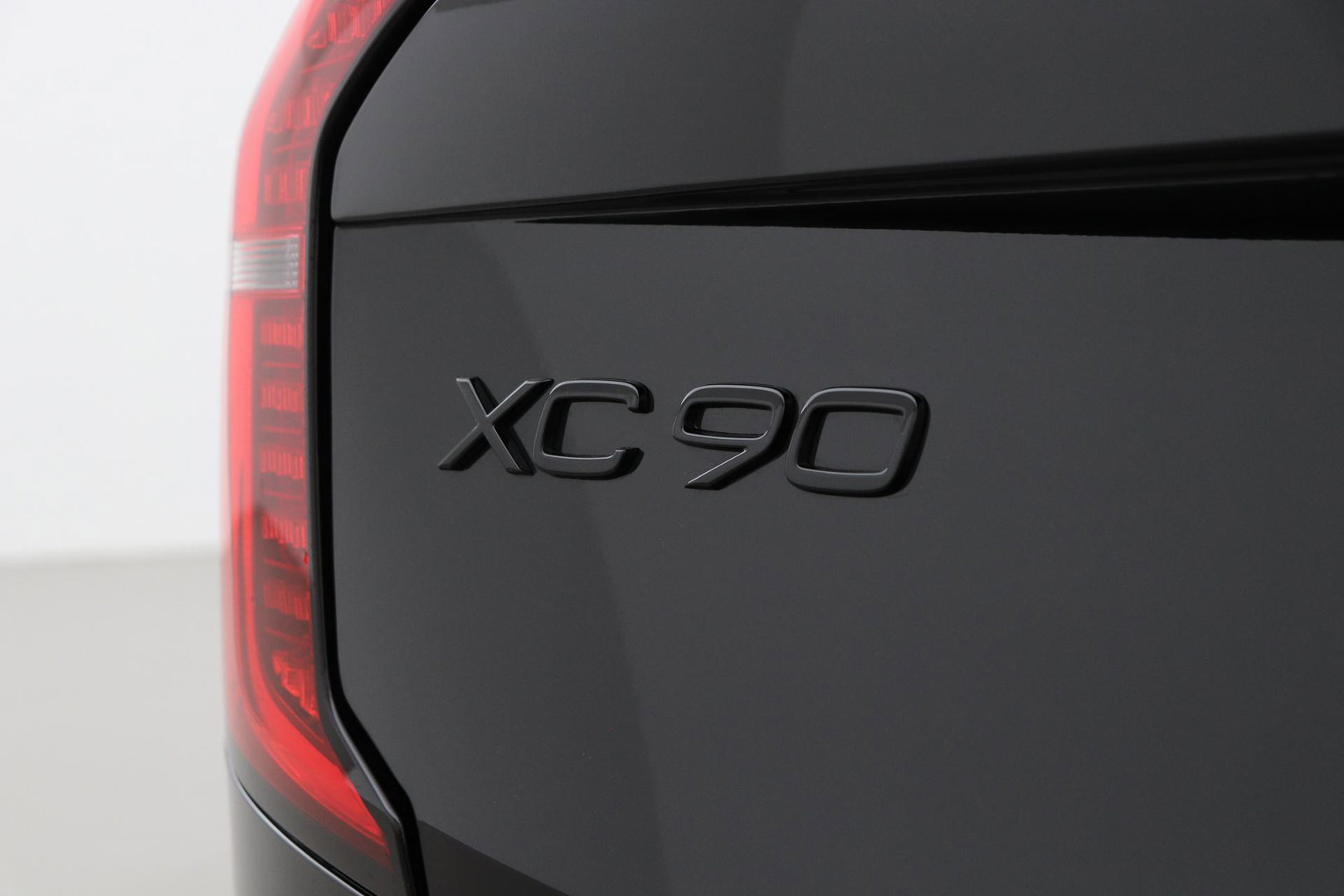 Volvo XC90 T8 Ultra Black Edition | HEICO 22 inch | Luchtvering | Bowers & Wilkins | Stoelventilatie | Trekhaak