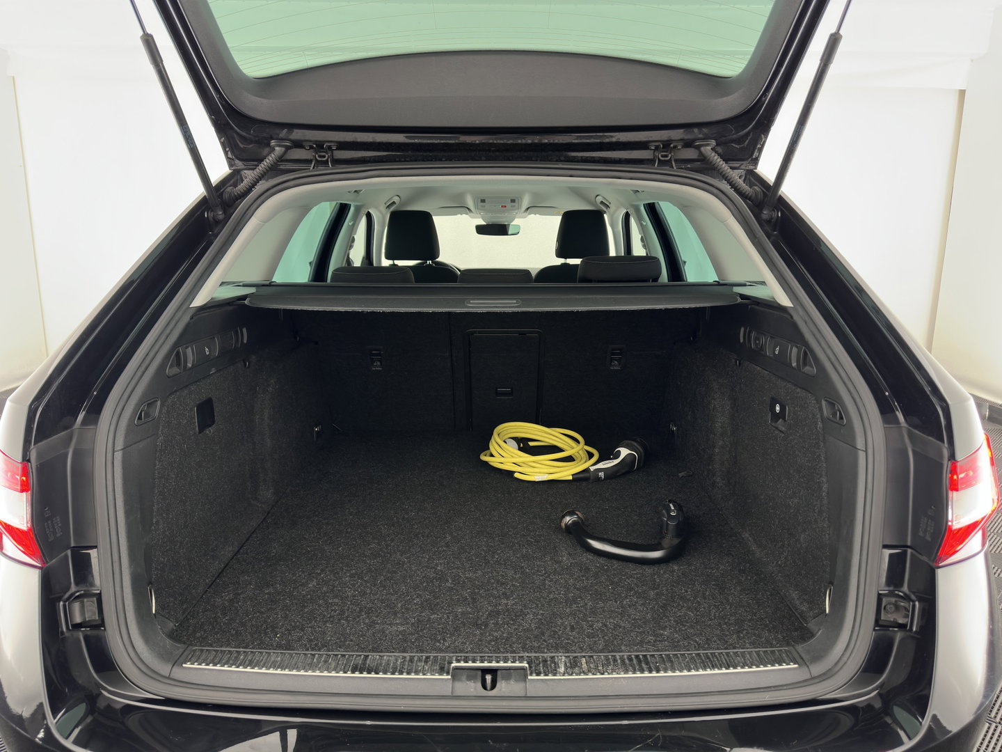 Škoda Superb Combi 1.4 TSI iV Business Edition Plus (Plug-in) (INCL.BTW) Aut. *FULL-LED | DIGI-COCKPIT | ADAPTIVE-CRUISE | BLIND-SPOT | MEMORY-PACK | CARPLAY | CAMERA | HEATED-COMFORTSEATS | NAVI-FULLMAP | AMBIENT-LIGHT | PRIVACY-GLASS | SHIFT-PADDLES |