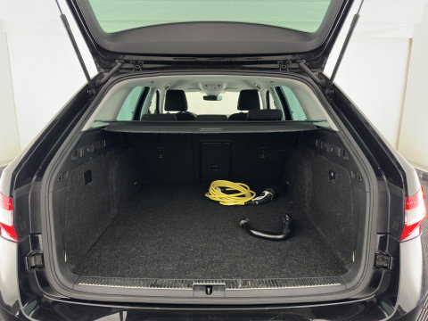 Škoda Superb Combi 1.4 TSI iV Business Edition Plus (Plug-in) (INCL.BTW) Aut. *FULL-LED | DIGI-COCKPIT | ADAPTIVE-CRUISE | BLIND-SPOT | MEMORY-PACK | CARPLAY | CAMERA | HEATED-COMFORTSEATS | NAVI-FULLMAP | AMBIENT-LIGHT | PRIVACY-GLASS | SHIFT-PADDLES |