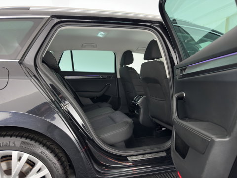 Škoda Superb Combi 1.4 TSI iV Business Edition Plus (Plug-in) (INCL.BTW) Aut. *FULL-LED | DIGI-COCKPIT | ADAPTIVE-CRUISE | BLIND-SPOT | MEMORY-PACK | CARPLAY | CAMERA | HEATED-COMFORTSEATS | NAVI-FULLMAP | AMBIENT-LIGHT | PRIVACY-GLASS | SHIFT-PADDLES |