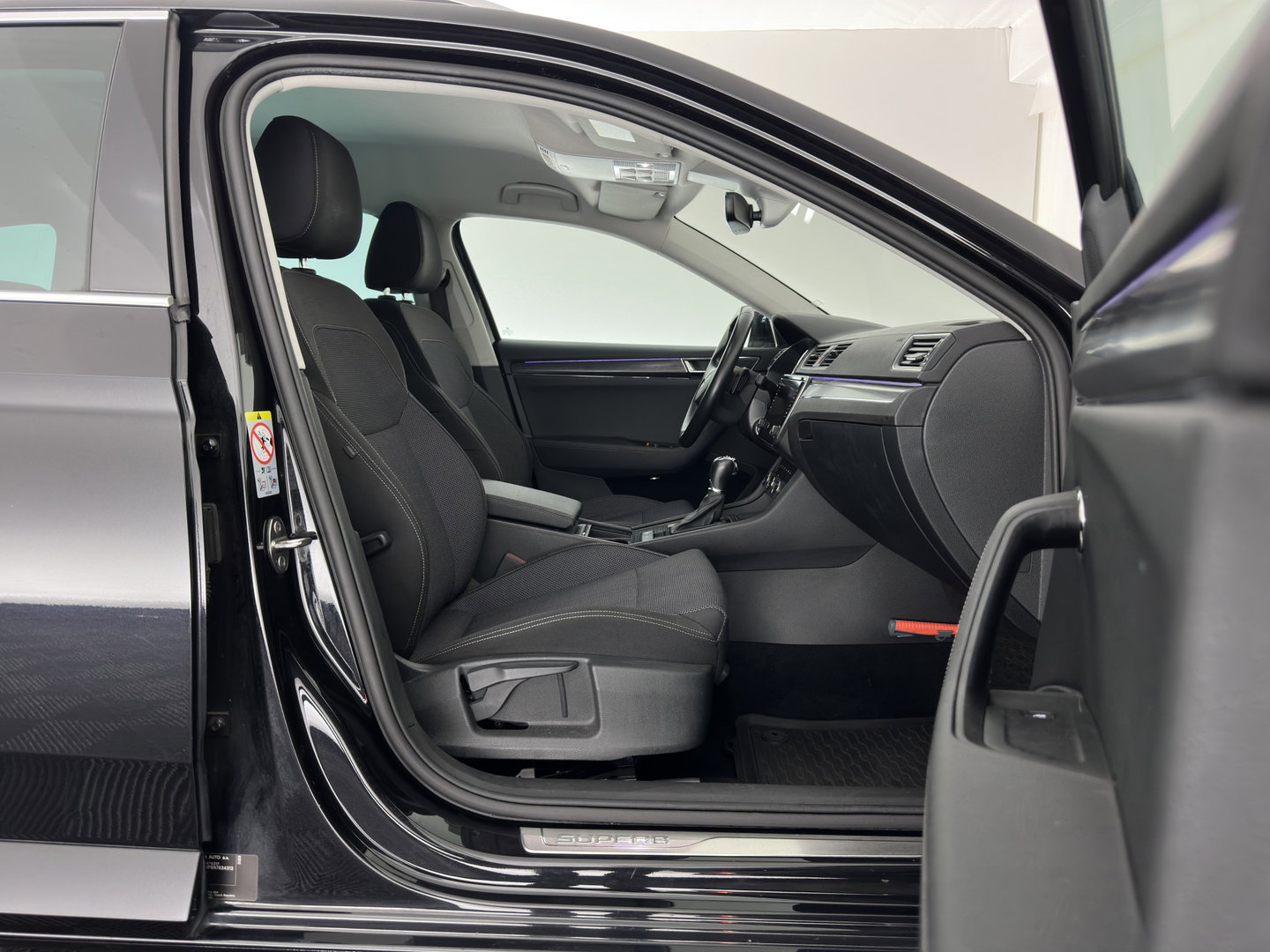 Škoda Superb Combi 1.4 TSI iV Business Edition Plus (Plug-in) (INCL.BTW) Aut. *FULL-LED | DIGI-COCKPIT | ADAPTIVE-CRUISE | BLIND-SPOT | MEMORY-PACK | CARPLAY | CAMERA | HEATED-COMFORTSEATS | NAVI-FULLMAP | AMBIENT-LIGHT | PRIVACY-GLASS | SHIFT-PADDLES |