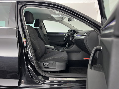 Škoda Superb Combi 1.4 TSI iV Business Edition Plus (Plug-in) (INCL.BTW) Aut. *FULL-LED | DIGI-COCKPIT | ADAPTIVE-CRUISE | BLIND-SPOT | MEMORY-PACK | CARPLAY | CAMERA | HEATED-COMFORTSEATS | NAVI-FULLMAP | AMBIENT-LIGHT | PRIVACY-GLASS | SHIFT-PADDLES |