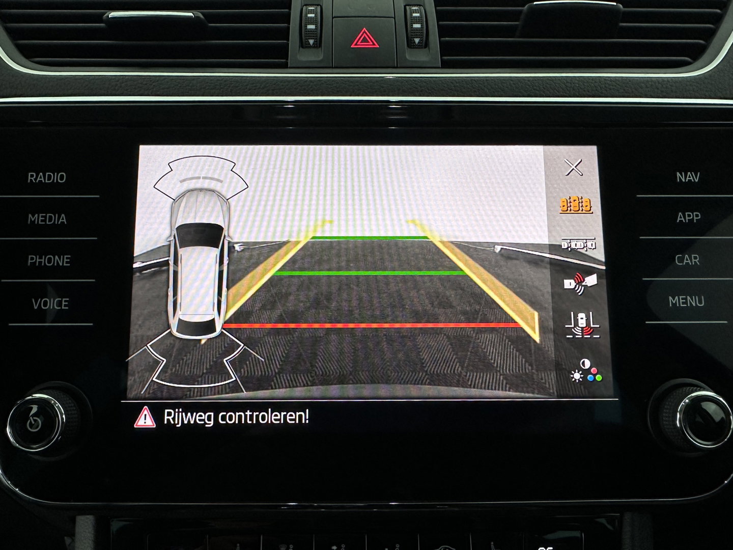 Škoda Superb Combi 1.4 TSI iV Business Edition Plus (Plug-in) (INCL.BTW) Aut. *FULL-LED | DIGI-COCKPIT | ADAPTIVE-CRUISE | BLIND-SPOT | MEMORY-PACK | CARPLAY | CAMERA | HEATED-COMFORTSEATS | NAVI-FULLMAP | AMBIENT-LIGHT | PRIVACY-GLASS | SHIFT-PADDLES |