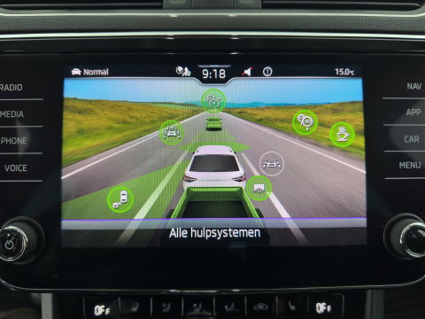 Škoda Superb Combi 1.4 TSI iV Business Edition Plus (Plug-in) (INCL.BTW) Aut. *FULL-LED | DIGI-COCKPIT | ADAPTIVE-CRUISE | BLIND-SPOT | MEMORY-PACK | CARPLAY | CAMERA | HEATED-COMFORTSEATS | NAVI-FULLMAP | AMBIENT-LIGHT | PRIVACY-GLASS | SHIFT-PADDLES |