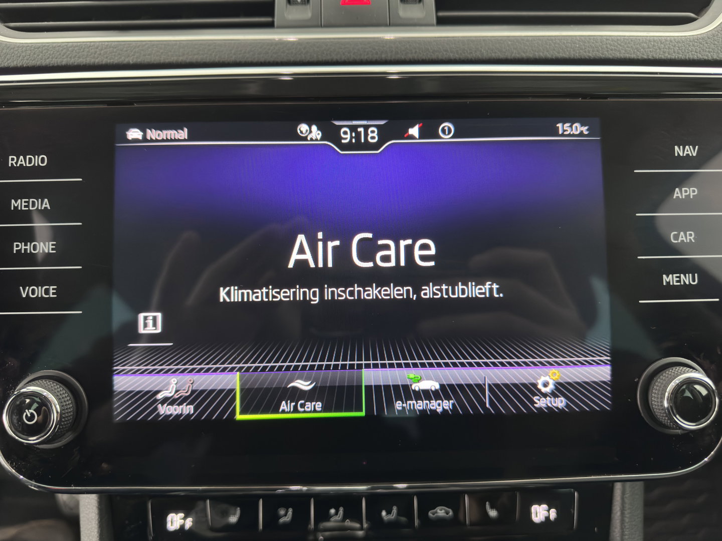 Škoda Superb Combi 1.4 TSI iV Business Edition Plus (Plug-in) (INCL.BTW) Aut. *FULL-LED | DIGI-COCKPIT | ADAPTIVE-CRUISE | BLIND-SPOT | MEMORY-PACK | CARPLAY | CAMERA | HEATED-COMFORTSEATS | NAVI-FULLMAP | AMBIENT-LIGHT | PRIVACY-GLASS | SHIFT-PADDLES |