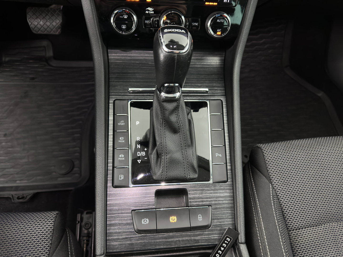 Škoda Superb Combi 1.4 TSI iV Business Edition Plus (Plug-in) (INCL.BTW) Aut. *FULL-LED | DIGI-COCKPIT | ADAPTIVE-CRUISE | BLIND-SPOT | MEMORY-PACK | CARPLAY | CAMERA | HEATED-COMFORTSEATS | NAVI-FULLMAP | AMBIENT-LIGHT | PRIVACY-GLASS | SHIFT-PADDLES |