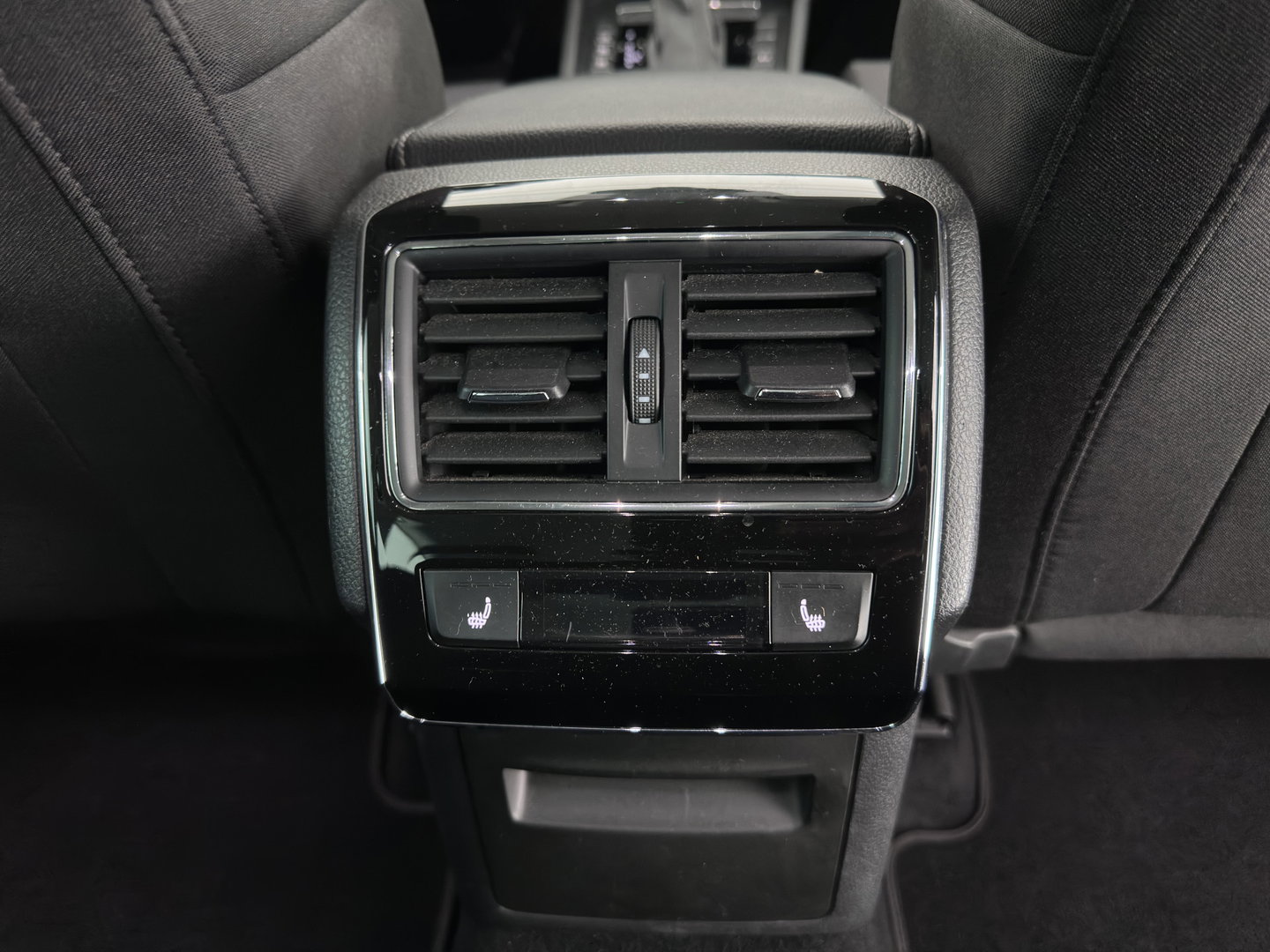 Škoda Superb Combi 1.4 TSI iV Business Edition Plus (Plug-in) (INCL.BTW) Aut. *FULL-LED | DIGI-COCKPIT | ADAPTIVE-CRUISE | BLIND-SPOT | MEMORY-PACK | CARPLAY | CAMERA | HEATED-COMFORTSEATS | NAVI-FULLMAP | AMBIENT-LIGHT | PRIVACY-GLASS | SHIFT-PADDLES |