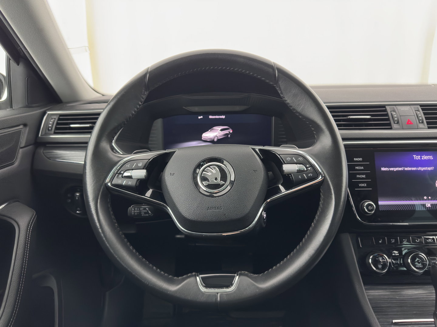 Škoda Superb Combi 1.4 TSI iV Business Edition Plus (Plug-in) (INCL.BTW) Aut. *FULL-LED | DIGI-COCKPIT | ADAPTIVE-CRUISE | BLIND-SPOT | MEMORY-PACK | CARPLAY | CAMERA | HEATED-COMFORTSEATS | NAVI-FULLMAP | AMBIENT-LIGHT | PRIVACY-GLASS | SHIFT-PADDLES |