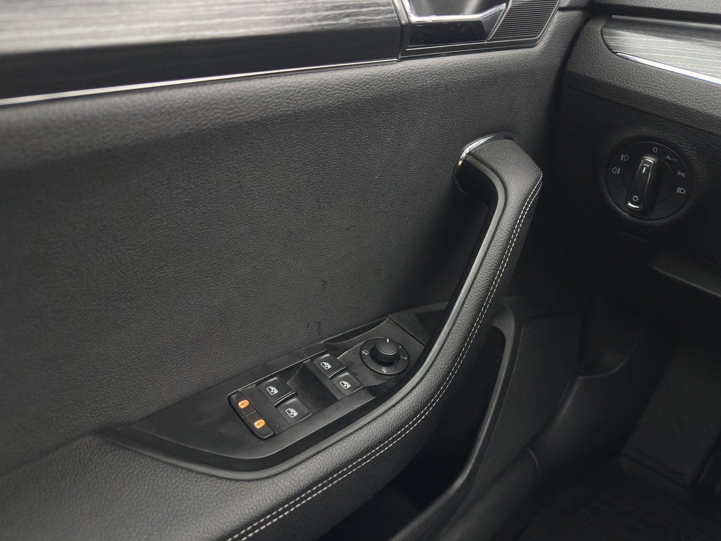 Škoda Superb Combi 1.4 TSI iV Business Edition Plus (Plug-in) (INCL.BTW) Aut. *FULL-LED | DIGI-COCKPIT | ADAPTIVE-CRUISE | BLIND-SPOT | MEMORY-PACK | CARPLAY | CAMERA | HEATED-COMFORTSEATS | NAVI-FULLMAP | AMBIENT-LIGHT | PRIVACY-GLASS | SHIFT-PADDLES |