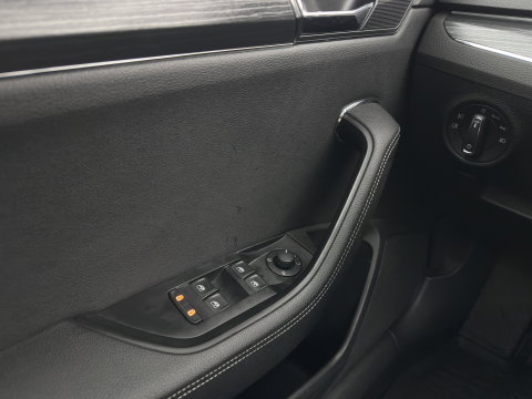 Škoda Superb Combi 1.4 TSI iV Business Edition Plus (Plug-in) (INCL.BTW) Aut. *FULL-LED | DIGI-COCKPIT | ADAPTIVE-CRUISE | BLIND-SPOT | MEMORY-PACK | CARPLAY | CAMERA | HEATED-COMFORTSEATS | NAVI-FULLMAP | AMBIENT-LIGHT | PRIVACY-GLASS | SHIFT-PADDLES |