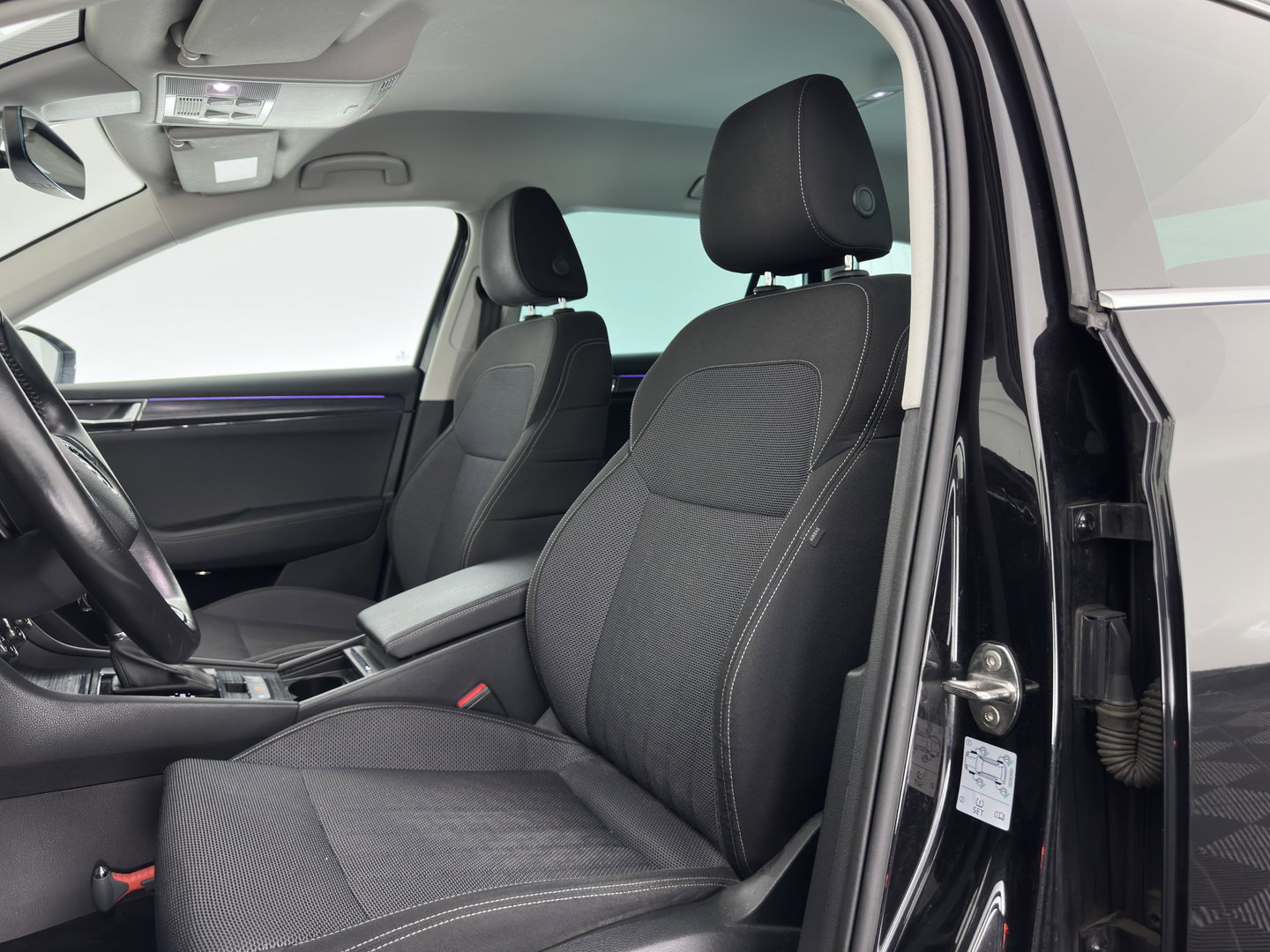 Škoda Superb Combi 1.4 TSI iV Business Edition Plus (Plug-in) (INCL.BTW) Aut. *FULL-LED | DIGI-COCKPIT | ADAPTIVE-CRUISE | BLIND-SPOT | MEMORY-PACK | CARPLAY | CAMERA | HEATED-COMFORTSEATS | NAVI-FULLMAP | AMBIENT-LIGHT | PRIVACY-GLASS | SHIFT-PADDLES |