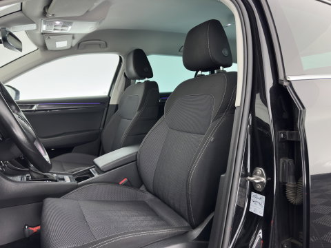 Škoda Superb Combi 1.4 TSI iV Business Edition Plus (Plug-in) (INCL.BTW) Aut. *FULL-LED | DIGI-COCKPIT | ADAPTIVE-CRUISE | BLIND-SPOT | MEMORY-PACK | CARPLAY | CAMERA | HEATED-COMFORTSEATS | NAVI-FULLMAP | AMBIENT-LIGHT | PRIVACY-GLASS | SHIFT-PADDLES |