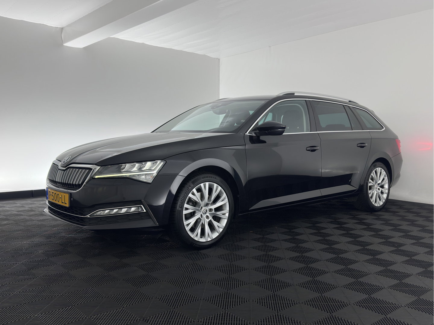 Škoda Superb Combi 1.4 TSI iV Business Edition Plus (Plug-in) (INCL.BTW) Aut. *FULL-LED | DIGI-COCKPIT | ADAPTIVE-CRUISE | BLIND-SPOT | MEMORY-PACK | CARPLAY | CAMERA | HEATED-COMFORTSEATS | NAVI-FULLMAP | AMBIENT-LIGHT | PRIVACY-GLASS | SHIFT-PADDLES |