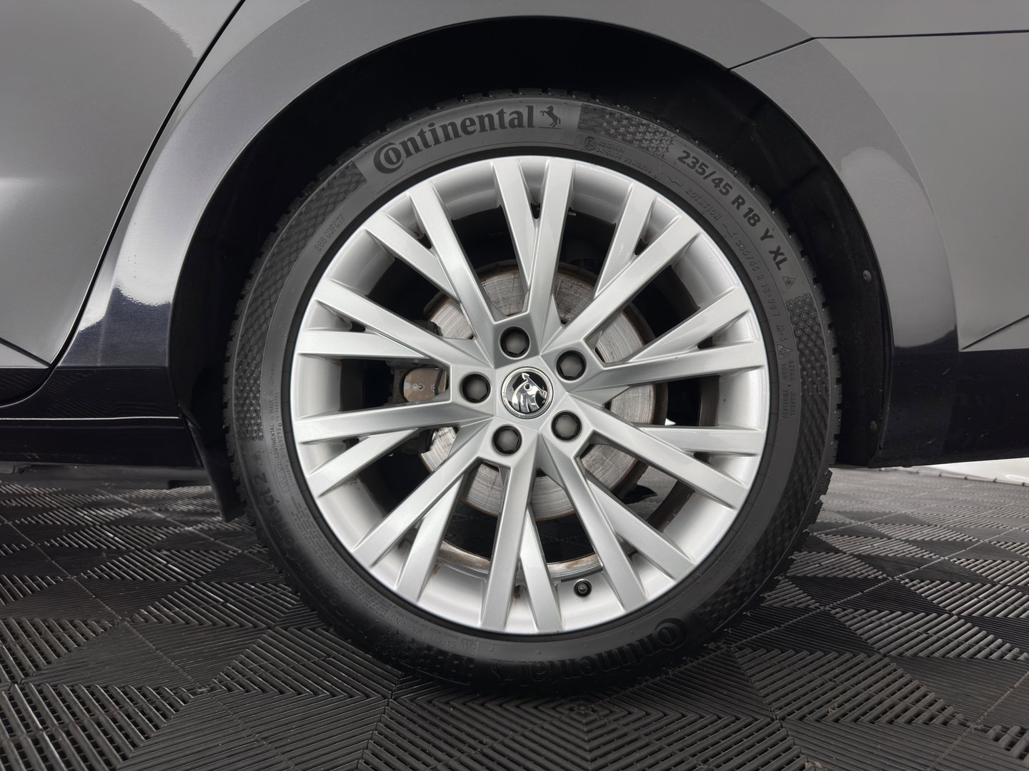 Škoda Superb Combi 1.4 TSI iV Business Edition Plus (Plug-in) (INCL.BTW) Aut. *FULL-LED | DIGI-COCKPIT | ADAPTIVE-CRUISE | BLIND-SPOT | MEMORY-PACK | CARPLAY | CAMERA | HEATED-COMFORTSEATS | NAVI-FULLMAP | AMBIENT-LIGHT | PRIVACY-GLASS | SHIFT-PADDLES |