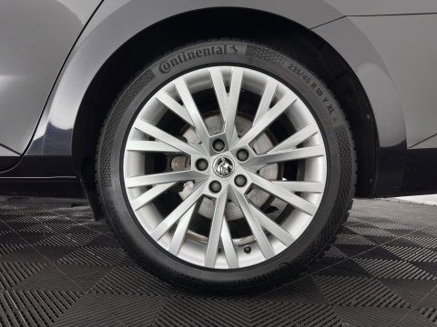 Škoda Superb Combi 1.4 TSI iV Business Edition Plus (Plug-in) (INCL.BTW) Aut. *FULL-LED | DIGI-COCKPIT | ADAPTIVE-CRUISE | BLIND-SPOT | MEMORY-PACK | CARPLAY | CAMERA | HEATED-COMFORTSEATS | NAVI-FULLMAP | AMBIENT-LIGHT | PRIVACY-GLASS | SHIFT-PADDLES |