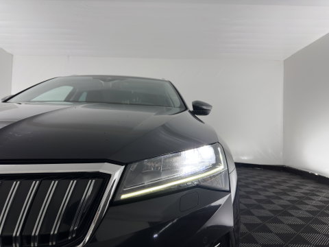 Škoda Superb Combi 1.4 TSI iV Business Edition Plus (Plug-in) (INCL.BTW) Aut. *FULL-LED | DIGI-COCKPIT | ADAPTIVE-CRUISE | BLIND-SPOT | MEMORY-PACK | CARPLAY | CAMERA | HEATED-COMFORTSEATS | NAVI-FULLMAP | AMBIENT-LIGHT | PRIVACY-GLASS | SHIFT-PADDLES |