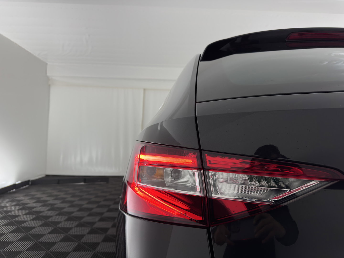 Škoda Superb Combi 1.4 TSI iV Business Edition Plus (Plug-in) (INCL.BTW) Aut. *FULL-LED | DIGI-COCKPIT | ADAPTIVE-CRUISE | BLIND-SPOT | MEMORY-PACK | CARPLAY | CAMERA | HEATED-COMFORTSEATS | NAVI-FULLMAP | AMBIENT-LIGHT | PRIVACY-GLASS | SHIFT-PADDLES |