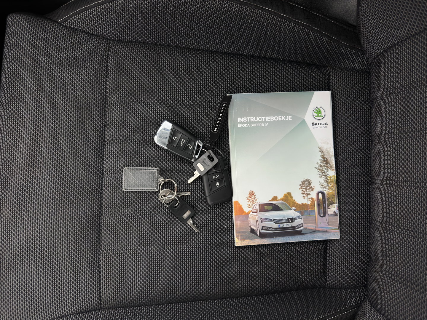 Škoda Superb Combi 1.4 TSI iV Business Edition Plus (Plug-in) (INCL.BTW) Aut. *FULL-LED | DIGI-COCKPIT | ADAPTIVE-CRUISE | BLIND-SPOT | MEMORY-PACK | CARPLAY | CAMERA | HEATED-COMFORTSEATS | NAVI-FULLMAP | AMBIENT-LIGHT | PRIVACY-GLASS | SHIFT-PADDLES |