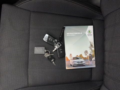 Škoda Superb Combi 1.4 TSI iV Business Edition Plus (Plug-in) (INCL.BTW) Aut. *FULL-LED | DIGI-COCKPIT | ADAPTIVE-CRUISE | BLIND-SPOT | MEMORY-PACK | CARPLAY | CAMERA | HEATED-COMFORTSEATS | NAVI-FULLMAP | AMBIENT-LIGHT | PRIVACY-GLASS | SHIFT-PADDLES |