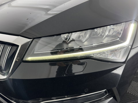 Škoda Superb Combi 1.4 TSI iV Business Edition Plus (Plug-in) (INCL.BTW) Aut. *FULL-LED | DIGI-COCKPIT | ADAPTIVE-CRUISE | BLIND-SPOT | MEMORY-PACK | CARPLAY | CAMERA | HEATED-COMFORTSEATS | NAVI-FULLMAP | AMBIENT-LIGHT | PRIVACY-GLASS | SHIFT-PADDLES |