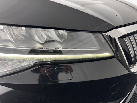Škoda Superb Combi 1.4 TSI iV Business Edition Plus (Plug-in) (INCL.BTW) Aut. *FULL-LED | DIGI-COCKPIT | ADAPTIVE-CRUISE | BLIND-SPOT | MEMORY-PACK | CARPLAY | CAMERA | HEATED-COMFORTSEATS | NAVI-FULLMAP | AMBIENT-LIGHT | PRIVACY-GLASS | SHIFT-PADDLES |